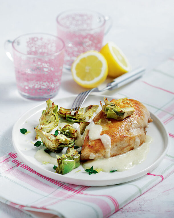 Κοτόπουλο φιλέτο με αγκινάρες και σάλτσα από κεφαλοτύρι