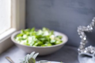 Κοτόπουλο στο τηγάνι με φασκόμηλο και μαϊντανό