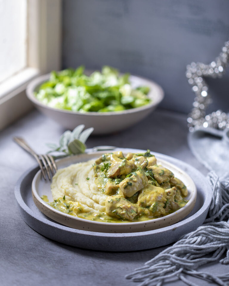 Κοτόπουλο στο τηγάνι με φασκόμηλο και μαϊντανό