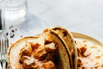 Κοτόπουλο στο τηγάνι με γιαούρτι, ούζο και ντοματίνια