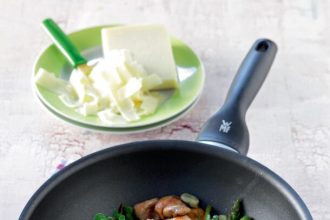 Κοτόπουλο τηγανιά με κουκιά και σπαράγγια