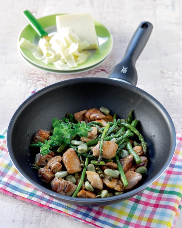 Κοτόπουλο τηγανιά με κουκιά και σπαράγγια