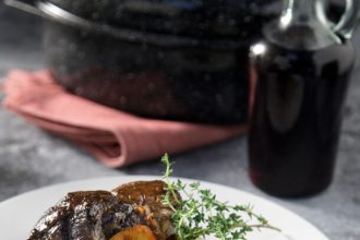 Μοσχαρίσιο κότσι σιγοψηµένο