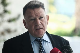 Ομοφοβική επίθεση Κούγια σε Κασσελάκη: «Δεν έχει ξεκαθαρίσει αν στο γάμο του αυτός είναι γυναίκα ή άνδρας ή ο Τάιλερ»