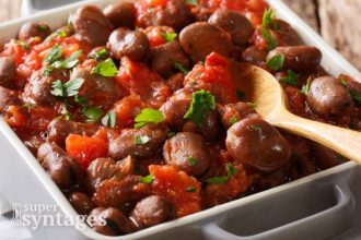 Φρέσκα κουκιά με σάλτσα σκόρδου