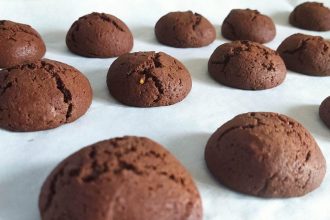 Κουλουράκια σοκολάτας με τρία υλικά χωρίς ζάχαρη