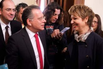 Γεροβασίλη: Γιώργο, έλα να βγάλουμε μια φωτογραφία - Κουμουτσάκος: Ερχομαι, δεν κρατάω βεντέτα