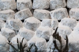 Κουραμπιέδες με γέμιση από μπακλαβά