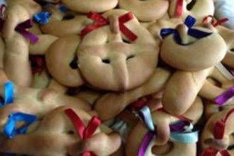 Κι όμως τα φιογκάκια στα Πασχαλινά κουλούρια είναι Πατρινή "πατέντα"!