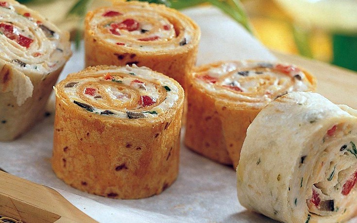 Ρολό τορτίγιας με τυρί κρέμα και πιπεριά