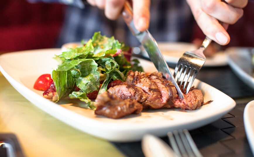 Μικρότερος ο κίνδυνος καρκίνου για όσους δεν τρώνε συχνά κρέας