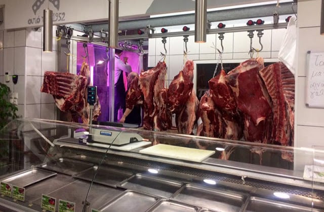 Πάτρα: Εφοριακοί την "έστησαν" έξω από κρεοπωλείο!