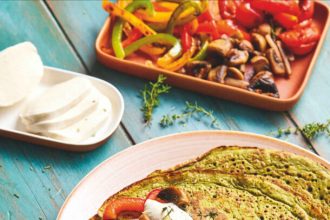 Kρέπες σπανακιού με πιπεριές, ντοματίνια και σως γιαουρτιού ή ταχινιού