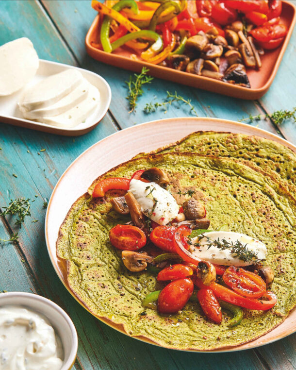 Kρέπες σπανακιού με πιπεριές, ντοματίνια και σως γιαουρτιού ή ταχινιού