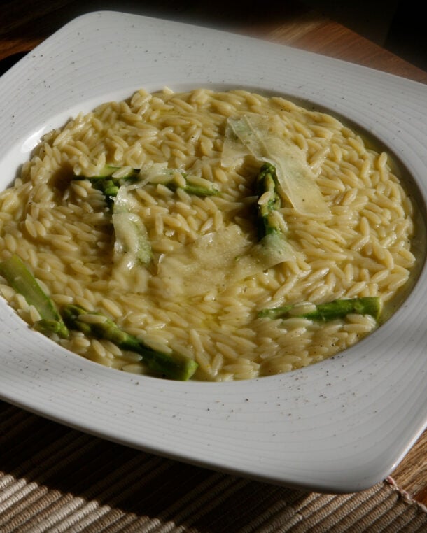 Κριθαράκι με σπαράγγια και γραβιέρα Κρήτης