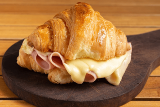 Ψητό κρουασάν βουτύρου με ζαμπόν και τυρί
