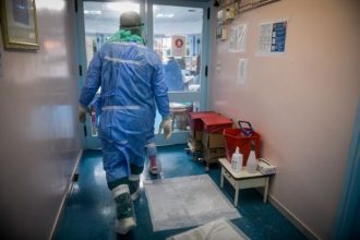 «Φουντώνει» ο κορονοϊός - 22 νεκροί και 472 εισαγωγές την τελευταία εβδομάδα