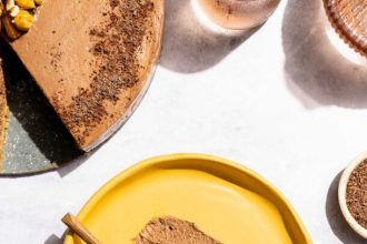 Τσίζκεϊκ σοκολάτας με καραμελωμένα φουντούκια