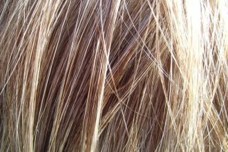 Τι πρέπει να κάνεις όταν κοιμάσαι για να έχεις υγιή μαλλιά