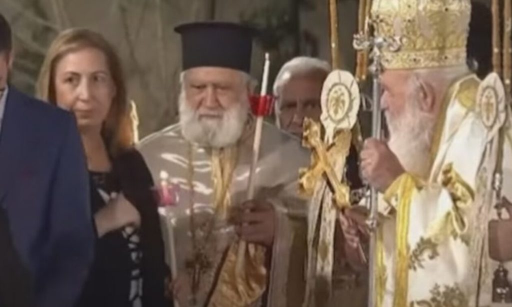 Πήραν φωτιά τα μαλλιά της Μαριλίζας Ξενογιαννακοπούλου στην Ανάσταση - ΒΙΝΤΕΟ