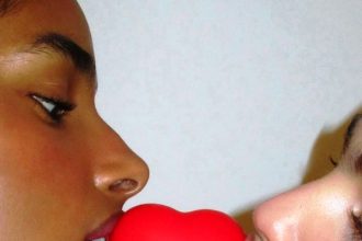 Αυτή είναι η νέα τάση στα χείλη που χαρίζει βελούδινη όψη