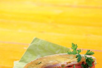 Κυπριακή πίτα με απάκι και σάλτσα γιαουρτιού