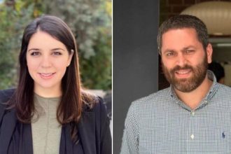 Παντρεύονται οι δύο στενοί συνεργάτες του πρωθυπουργού, Χρήστος Ζωγράφος και Κύρα Κάπη