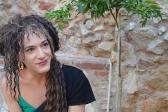 Μελίνα Νάτσιου: «Έζησα μια κρυφή ζωή, το βράδυ ήμουν η Μελίνα και το πρωί το αγόρι που εργάζεται»