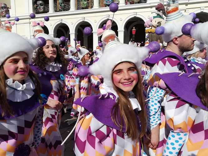 Πατρινό Καρναβάλι 2019 - Μεγάλη Παρέλαση: 50.000 καρναβαλιστές με "σύμμαχο" τον ήλιο απογείωσαν το κέφι στους κεντρικούς δρόμους της πόλης - ΦΩΤΟΓΡΑΦΙΕΣ - ΒΙΝΤΕΟ