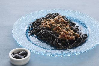 Λιγκουίνι με καλαμάρι μπολονέζ