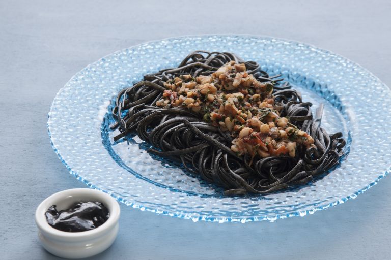 Λιγκουίνι με καλαμάρι μπολονέζ