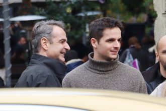 Κυριάκος Μητσοτάκης: Βόλτα με τον γιο του στο κέντρο της Αθήνας