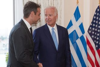 Το απρόοπτο κατά τη διάρκεια των δηλώσεων Μητσοτάκη – Μπάιντεν