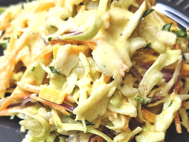 Λαχανοσαλάτα με σως γιαουρτιού