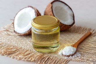 Λάδι καρύδας: Πέντε λόγοι για να το χρησιμοποιήσετε το φετινό χειμώνα