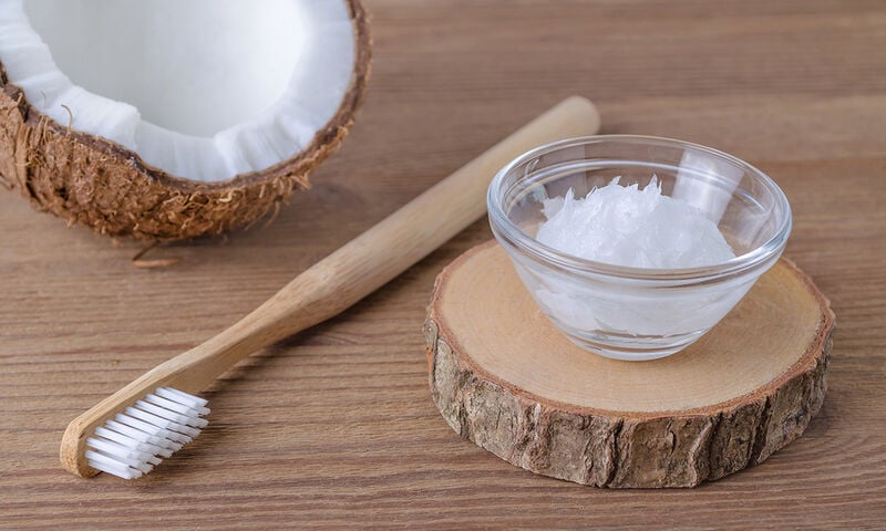 Λεύκανση δοντιών με λάδι καρύδας