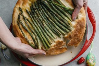 Λαγάνες με φρέσκα κρεμμυδάκια και σπαράγγια