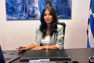 «Σε λίγο θα μας απαγορέψουν και να γελάμε»: Στο πλευρό του Μάρκου Σεφερλή η Αφροδίτη Λατινοπούλου