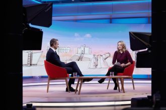 «Η Ντάουνινγκ Στριτ έχει ταραχθεί»: Το σχόλιο της δημοσιογράφου που πήρε την συνέντευξη από τον Κ. Μητσοτάκη