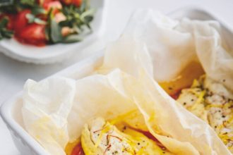 Λαβράκι στη λαδόκολλα με ντομάτα, λεμόνι και βούτυρο