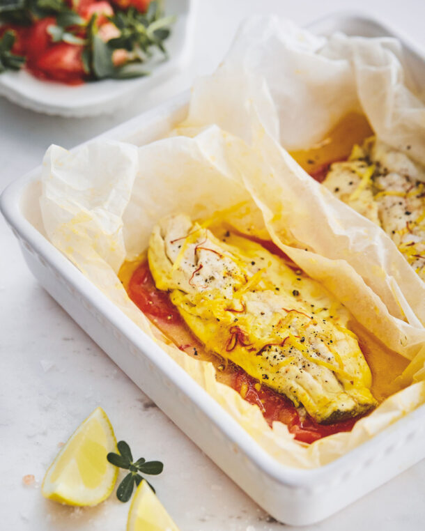 Λαβράκι στη λαδόκολλα με ντομάτα, λεμόνι και βούτυρο