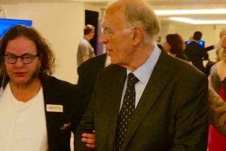 «Ο Φ.Π.Α 24%, η ανεργία και η ύφεση μας τελειώνουν πρόεδρε..."