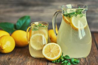 Φτιάξτε δροσερή λεμονάδα με πέντε διαφορετικές συνταγές