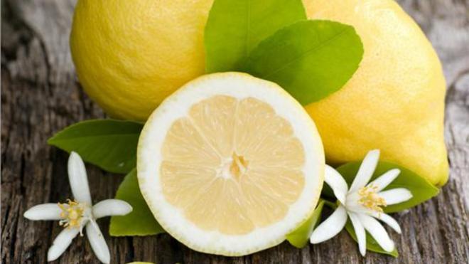 Μερικά από τα μικρά θαύματα του λεμονιού για το δέρμα