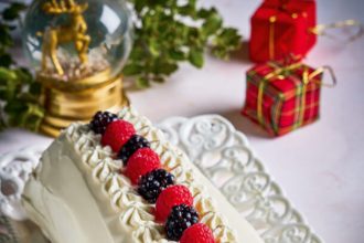 Λευκός κορμός τσιζκέικ με μασκαρπόνε και βατόμουρα