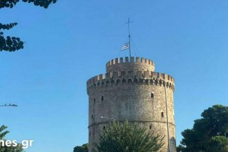 Μίκης Θεοδωράκης: Μεσίστια κυματίζει η γαλανόλευκη στον Λευκό Πύργο σε ένδειξη πένθους