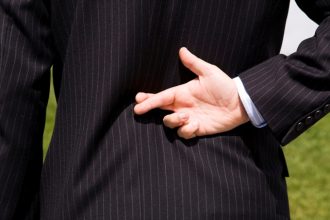 Πώς να καταλάβετε αν κάποιος σας λέει ψέματα