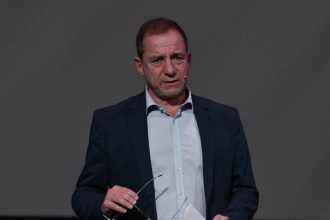 Αφίσες με το πρόσωπο του Δημήτρη Λιγνάδη στο κέντρο της Αθήνας