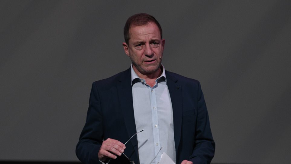 Αφίσες με το πρόσωπο του Δημήτρη Λιγνάδη στο κέντρο της Αθήνας