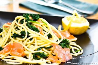 Μακαρόνια με σπανάκι και καπνιστό σολομό